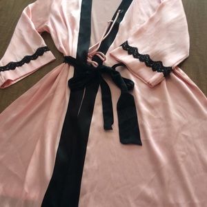 Gilligan & O’Malley robe, pink & black, lace trim